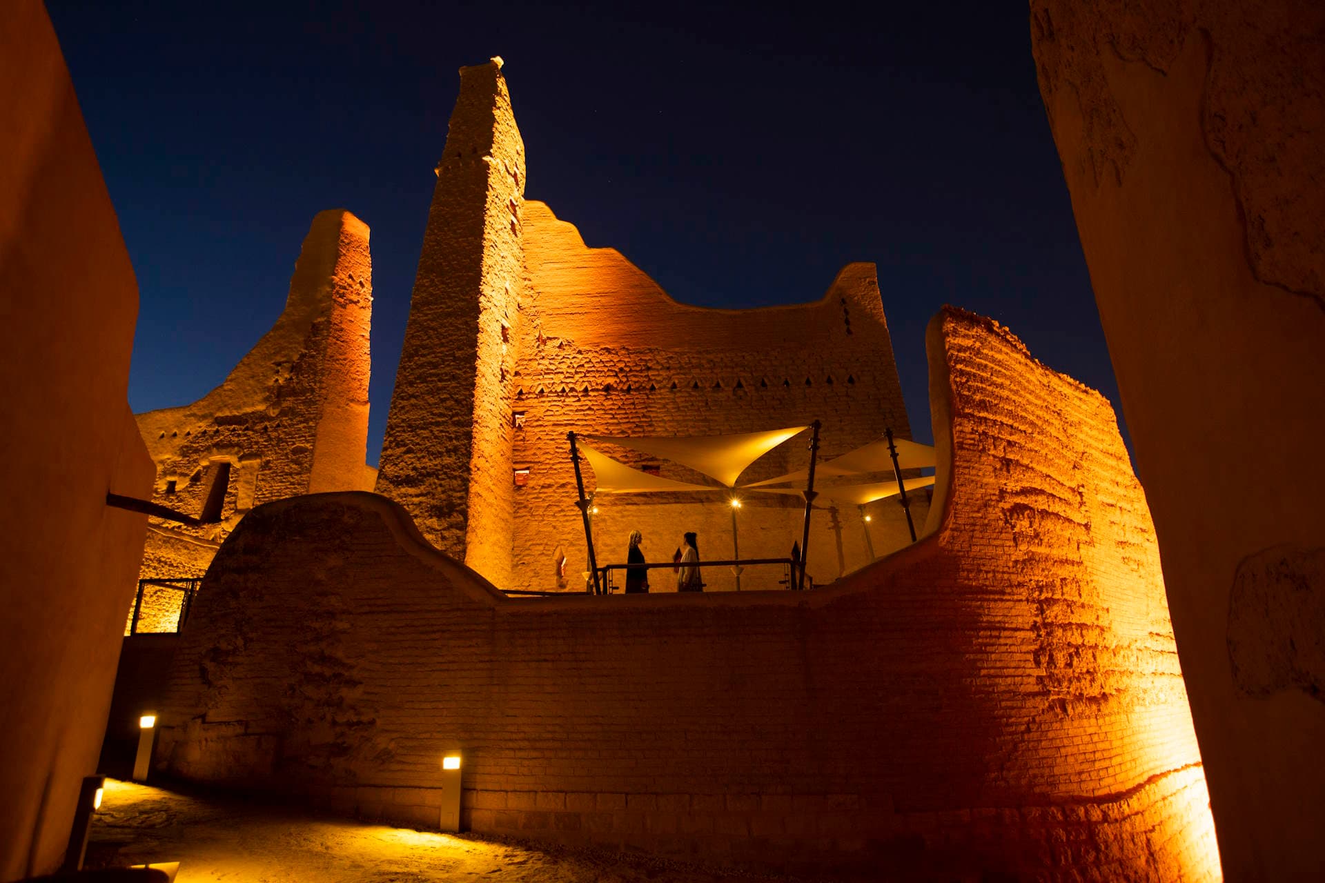 A tour of the Al-Tarif neighborhood and Al-Bajiri overlook, including entrance tickets.