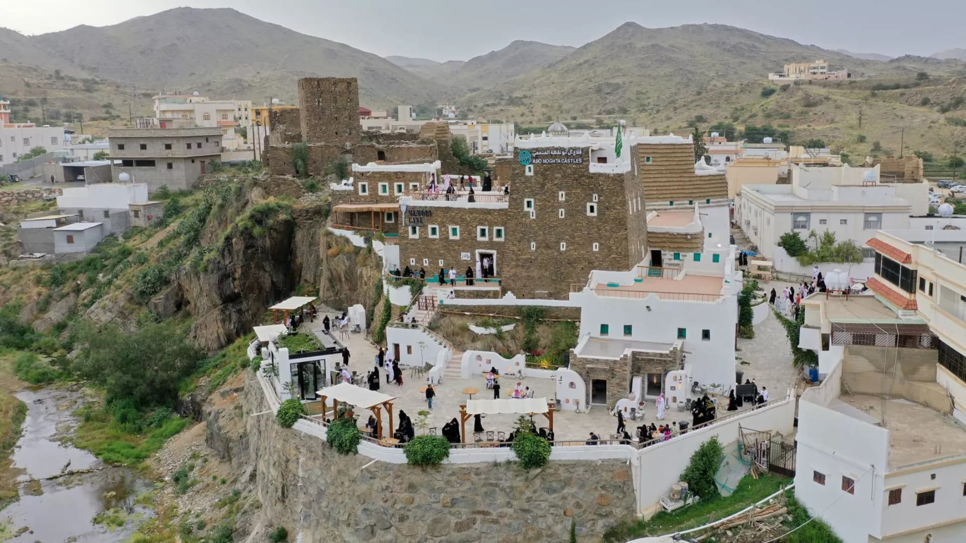 Head to the historic Tabab and enjoy visiting the palaces of Abu Nuqta al-Mutahmi