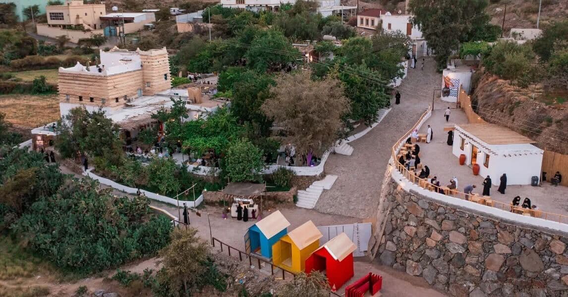 A nature tour amidst the stunning mountain scenery of Asir
